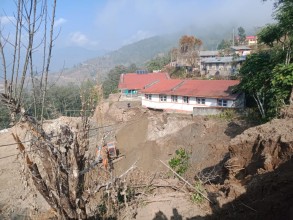 अस्पताल बनाउन घडेरी सम्याउँदा स्वास्थ्य केन्द्रको भवन क्षतिग्रस्त  